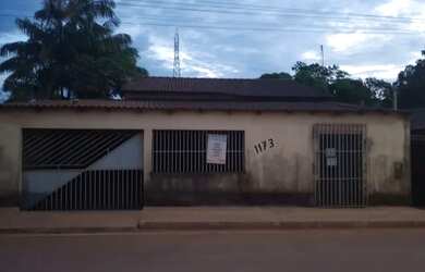 Imagem: A casa possui 2 Dormitórios, 2 Banheiros, 2 Vagas na garagem