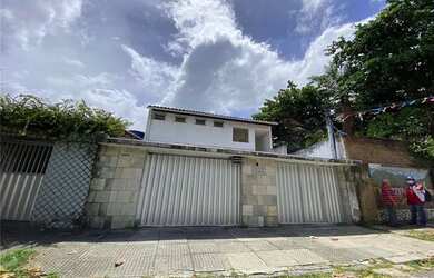 Imagem: A casa possui 5 Dormitórios, 4 Banheiros, 2 Vagas na garagem