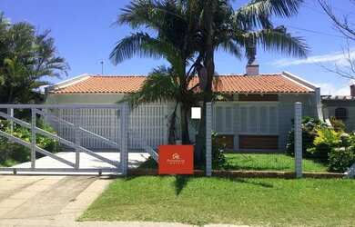 Imagem: A casa possui 4 Dormitórios, 3 Banheiros, 2 Vagas na garagem