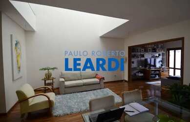 Imagem: A casa possui 3 Dormitórios, 4 Banheiros, 5 Vagas na garagem