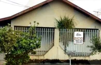 Imagem: A casa possui 4 Dormitórios, 2 Banheiros, 3 Vagas na garagem