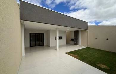 Imagem: A casa possui 3 Dormitórios, 2 Banheiros, 2 Vagas na garagem