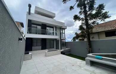 Imagem: A casa possui 3 Dormitórios, 2 Banheiros, 2 Vagas na garagem