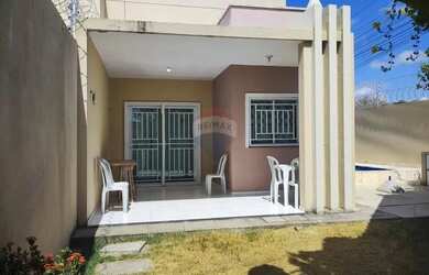 Imagem: A casa possui 2 Dormitórios, 2 Banheiros, 2 Vagas na garagem