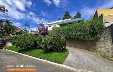 Imagem: A casa possui 3 Dormitórios, 4 Banheiros, 4 Vagas na garagem