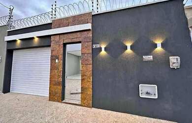 Imagem: A casa possui 3 Dormitórios, 2 Banheiros e está localizado