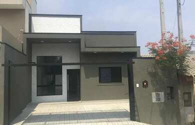 Imagem: A casa possui 3 Dormitórios, 3 Banheiros, 2 Vagas na garagem