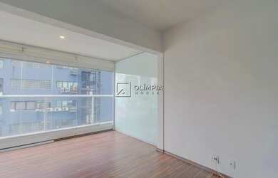 Imagem: O apartamento possui 1 Dormitório, 1 Banheiro, 1 Vaga na garagem