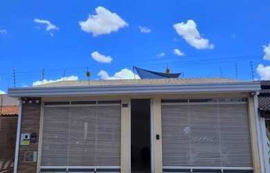 Imagem: A casa possui 3 Dormitórios, 3 Banheiros, 4 Vagas na garagem