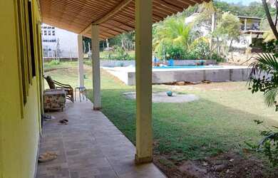 Imagem: A casa possui 2 Dormitórios, Acomodam 12 pessoas e 5 Vagas