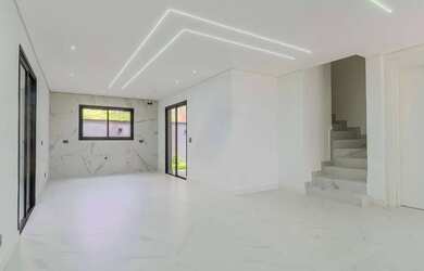 Imagem: A casa possui 4 Dormitórios, 3 Banheiros, 2 Vagas na garagem