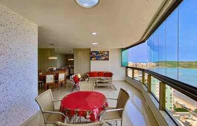 Imagem: O apartamento possui 4 Dormitórios, 2 Banheiros, 3 Vagas na