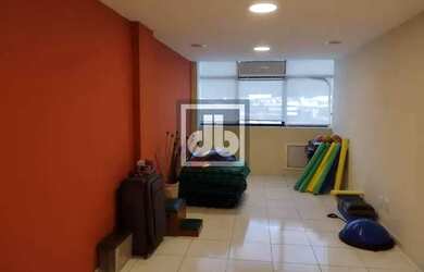 Imagem: O depósito possui 1 Vaga na garagem e 32m² de Área e está