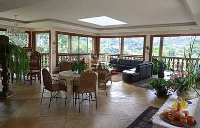 Imagem: A casa em condomínio possui 4 Dormitórios, 5 Banheiros, 5