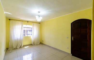 Imagem: A casa possui 3 Dormitórios, 4 Banheiros, 3 Vagas na garagem