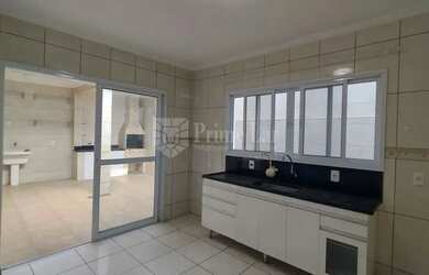 Imagem: A casa possui 2 Dormitórios, 2 Banheiros, 2 Vagas na garagem