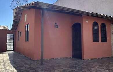 Imagem: A casa possui 3 Dormitórios, 2 Banheiros, 4 Vagas na garagem