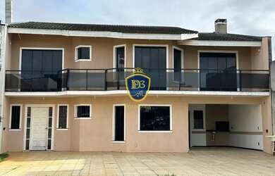 Imagem: A casa possui 3 Dormitórios, 2 Banheiros, 5 Vagas na garagem