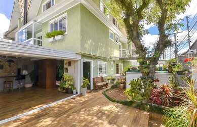 Imagem: A casa possui 3 Dormitórios, 2 Banheiros, 2 Vagas na garagem