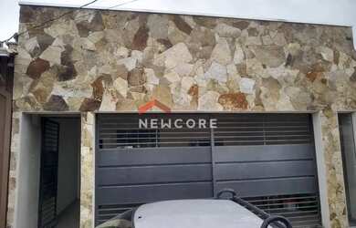 Imagem: A casa possui 3 Dormitórios, 1 Banheiro, 2 Vagas na garagem