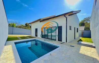 Imagem: A casa possui 3 Dormitórios, 2 Banheiros, 2 Vagas na garagem