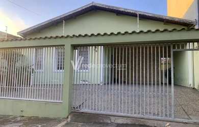 Imagem: A casa possui 3 Dormitórios, 2 Banheiros, 4 Vagas na garagem