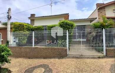 Imagem: A casa possui 3 Dormitórios, 1 Banheiro, 2 Vagas na garagem