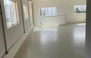 Imagem: O depósito possui 4 Vagas na garagem e 300m² de Área e está