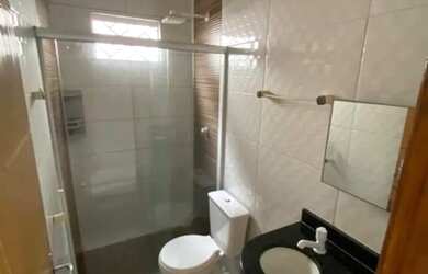 Imagem: A casa possui 2 Dormitórios, 2 Banheiros, 2 Vagas na garagem