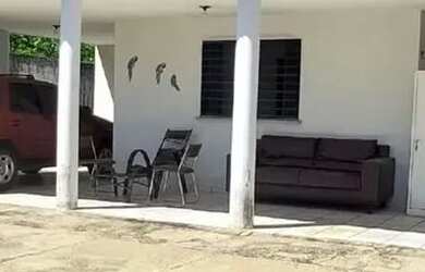 Imagem: A casa possui 3 Dormitórios, 3 Banheiros, 5 Vagas na garagem