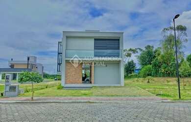 Imagem: A casa em condomínio possui 4 Dormitórios, 5 Banheiros, 360m²