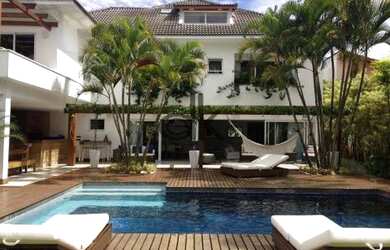 Imagem: A casa em condomínio possui 5 Dormitórios, 5 Banheiros, 750m²