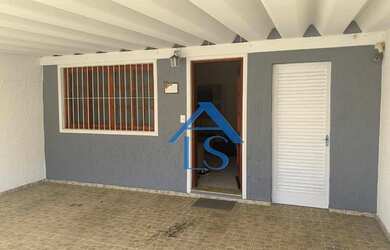 Imagem: A casa possui 2 Dormitórios, 1 Banheiro, 2 Vagas na garagem