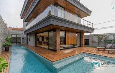 Imagem: A casa possui 4 Dormitórios, 5 Banheiros, 2 Vagas na garagem