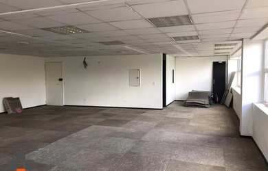 Imagem: O depósito possui 1 Vaga na garagem, 106m² de Área e está