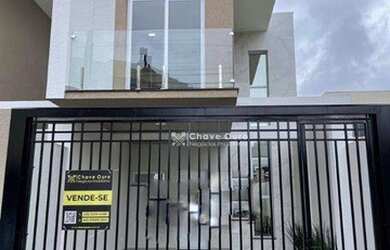 Imagem: A casa possui 3 Dormitórios, 3 Banheiros, 2 Vagas na garagem