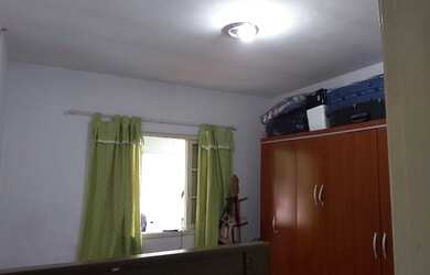 Imagem: A casa possui 2 Dormitórios, 1 Banheiro, 2 Vagas na garagem