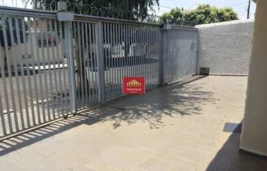 Imagem: A casa possui 3 Dormitórios, 3 Banheiros, 2 Vagas na garagem