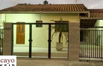 Imagem: A casa possui 3 Dormitórios, 1 Banheiro, 2 Vagas na garagem