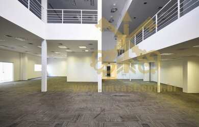 Imagem: O depósito possui 5 Vagas na garagem e 1018m² de Área e está