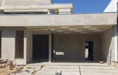 Imagem: A casa em condomínio possui 3 Dormitórios, 1 Banheiro, 4 Vagas