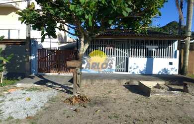 Imagem: A casa possui 3 Dormitórios, 2 Banheiros, 4 Vagas na garagem