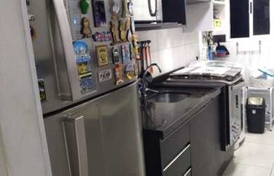 Imagem: O apartamento possui 2 Dormitórios, 1 Banheiro, 1 Vaga na garagem