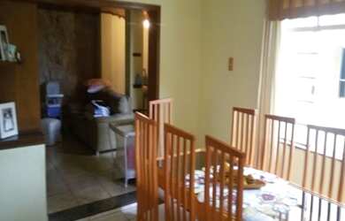 Imagem: A casa possui 3 Dormitórios, 1 Banheiro, 2 Vagas na garagem