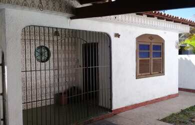 Imagem: A casa possui 3 Dormitórios, 2 Banheiros, 3 Vagas na garagem