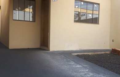 Imagem: A casa possui 2 Dormitórios, 1 Banheiro, 2 Vagas na garagem