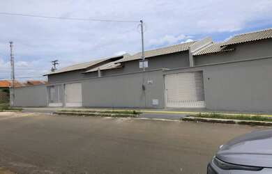 Imagem: A casa possui 3 Dormitórios, 2 Banheiros, 2 Vagas na garagem