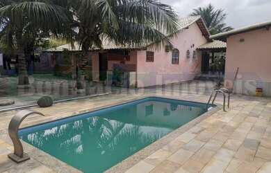 Imagem: A casa possui 4 Dormitórios, 2 Banheiros, 2 Vagas na garagem