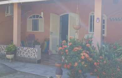 Imagem: A casa possui 2 Dormitórios, 1 Banheiro, 3 Vagas na garagem