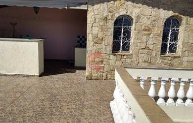 Imagem: A casa possui 3 Dormitórios, 3 Banheiros, 2 Vagas na garagem